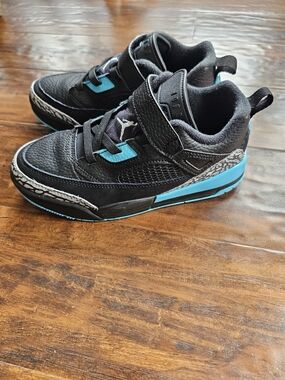 Jordan Kids Black and Teal Low-Top Sneakers with Strap